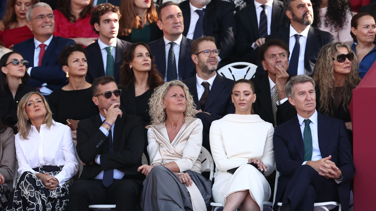 La portavoz de la Ejecutiva Federal del PSOE, Montse Mínguez, junto a su pareja durante el acto solemne de homenaje a la bandera nacional y desfile militar por el 12 de octubre. La portavoz de la Ejecutiva Federal del PSOE, Montse Mínguez, junto a su pareja durante el acto solemne de homenaje a la bandera nacional y desfile militar por el 12 de octubre.
