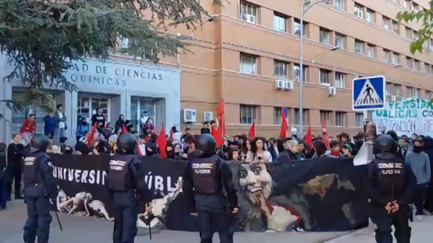 Los docentes protestan frente a la Facultad de Ciencias