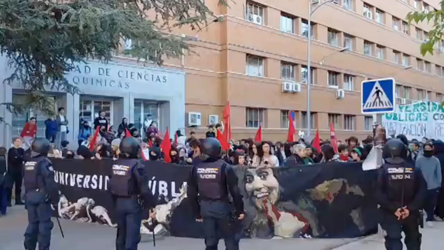 Los docentes protestan frente a la Facultad de Ciencias Los docentes protestan frente a la Facultad de Ciencias