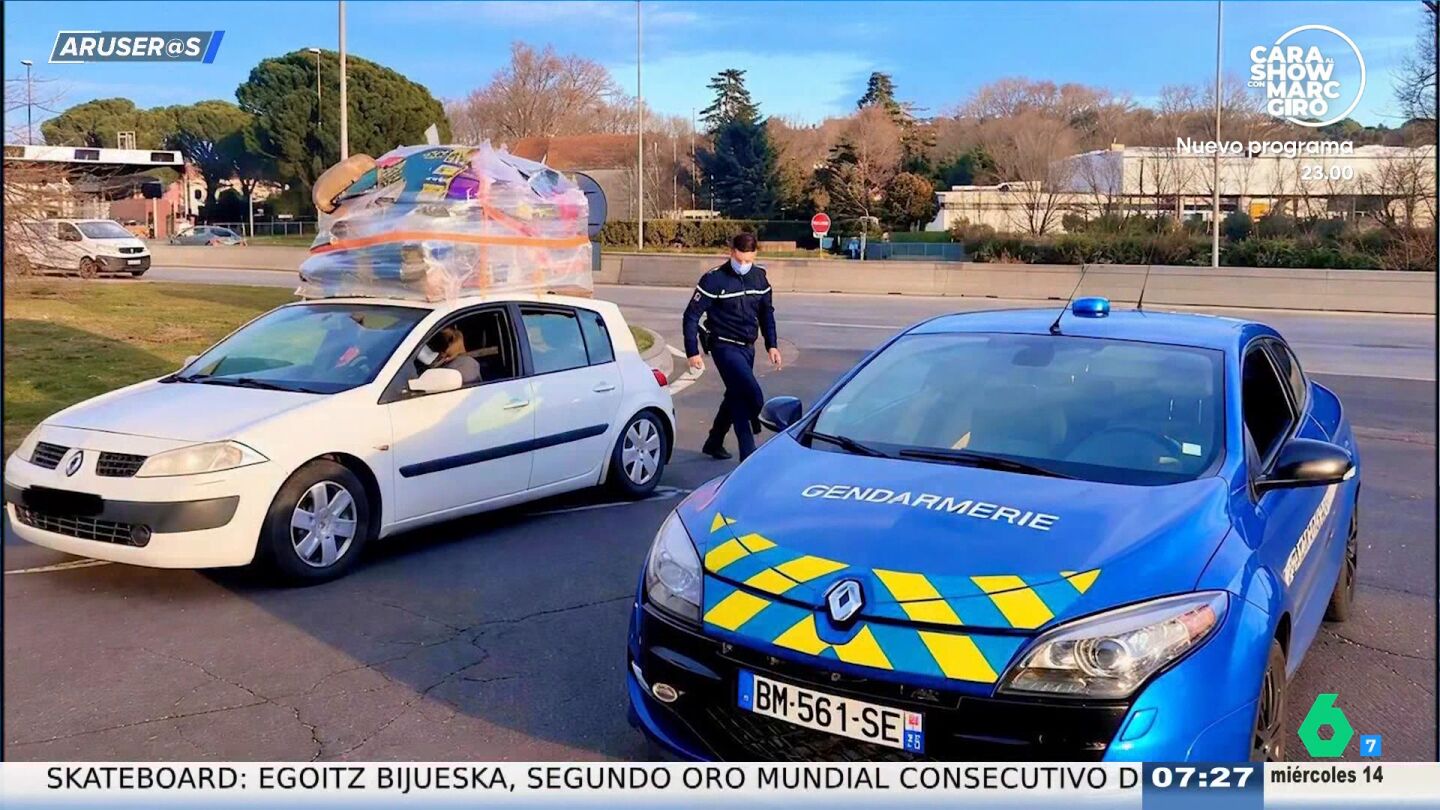 Pillan a un conductor en Francia con casi una tonelada de paquetes sobre el techo de su coche