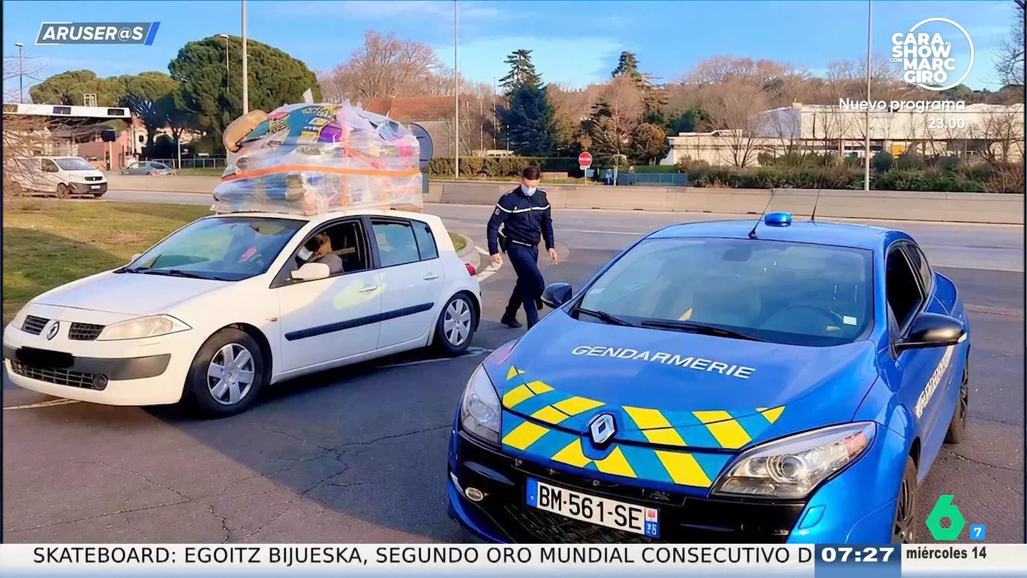 Pillan a un conductor en Francia con casi una tonelada de paquetes sobre el techo de su coche Pillan a un conductor en Francia con casi una tonelada de paquetes sobre el techo de su coche