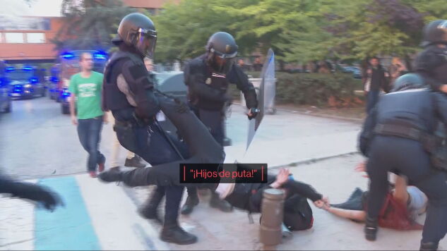 Tres detenidos, cargas policiales y cortes de tr&aacute;fico en el arranque de la huelga de la Educaci&oacute;n p&uacute;blica en Madrid