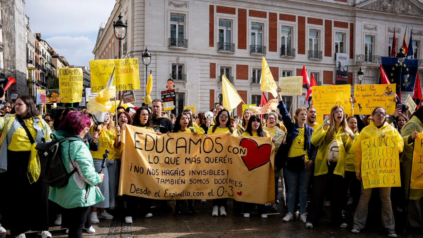 Decenas de personas durante una concentración de profesores del ciclo de Educación Infantil (0-3) en Madrid Decenas de personas durante una concentración de profesores del ciclo de Educación Infantil (0-3) en Madrid
