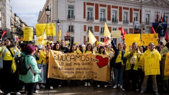 Decenas de personas durante una concentraci&oacute;n de profesores del ciclo de Educaci&oacute;n Infantil (0-3) en Madrid