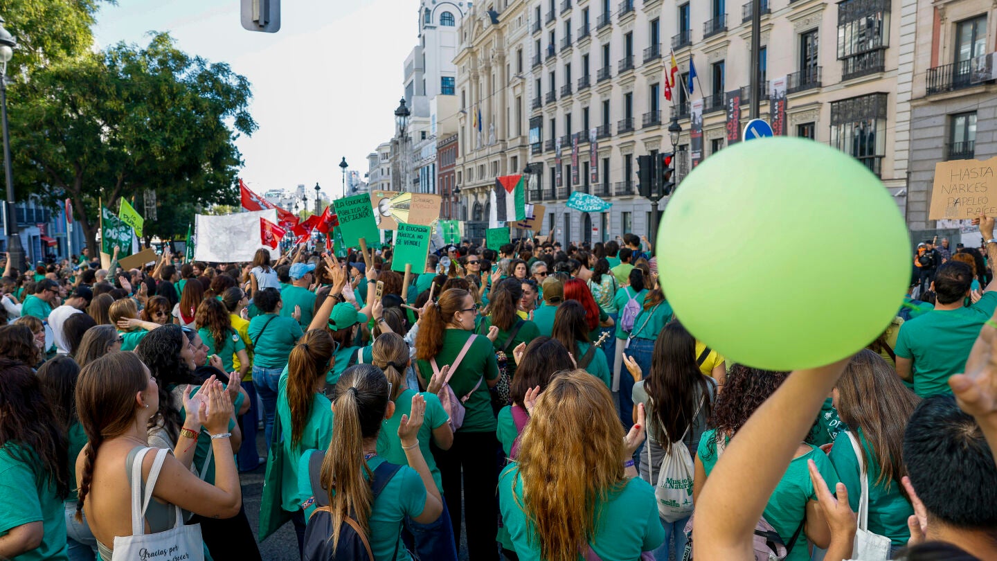 Manifestantes se congregan ante la Consejer&iacute;a de Educaci&oacute;n en la segunda jornada de la huelga indefinida en la educaci&oacute;n madrile&ntilde;a este jueves.