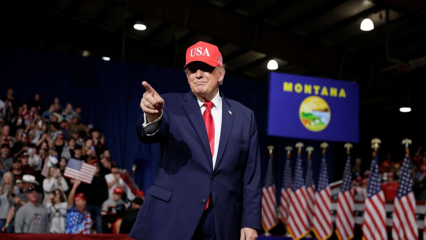 El presidente de EEUU, Donald Trump, se&ntilde;ala durante un mitin de campa&ntilde;a en el Majestic Valley Arena en Kalispell, Montana