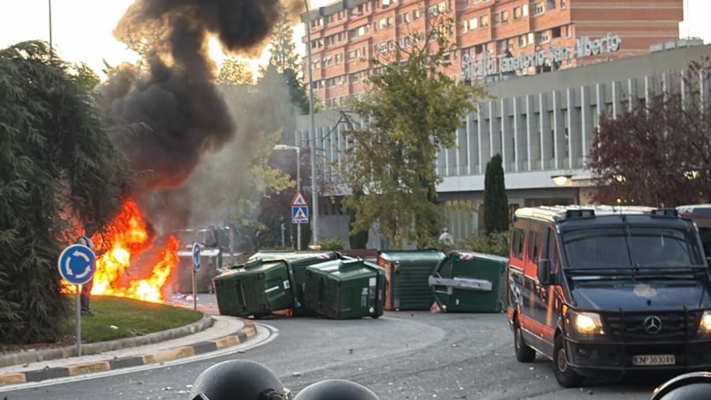 Lanzamiento de objetos y quema de contenedores en Pamplona por la gira del agitador ultraderechista Vito Quiles