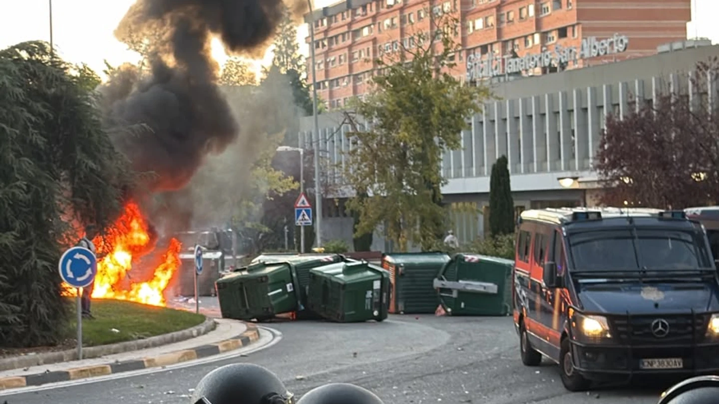 Lanzamiento de objetos y quema de contenedores en Pamplona por la gira del agitador ultraderechista Vito Quiles Lanzamiento de objetos y quema de contenedores en Pamplona por la gira del agitador ultraderechista Vito Quiles