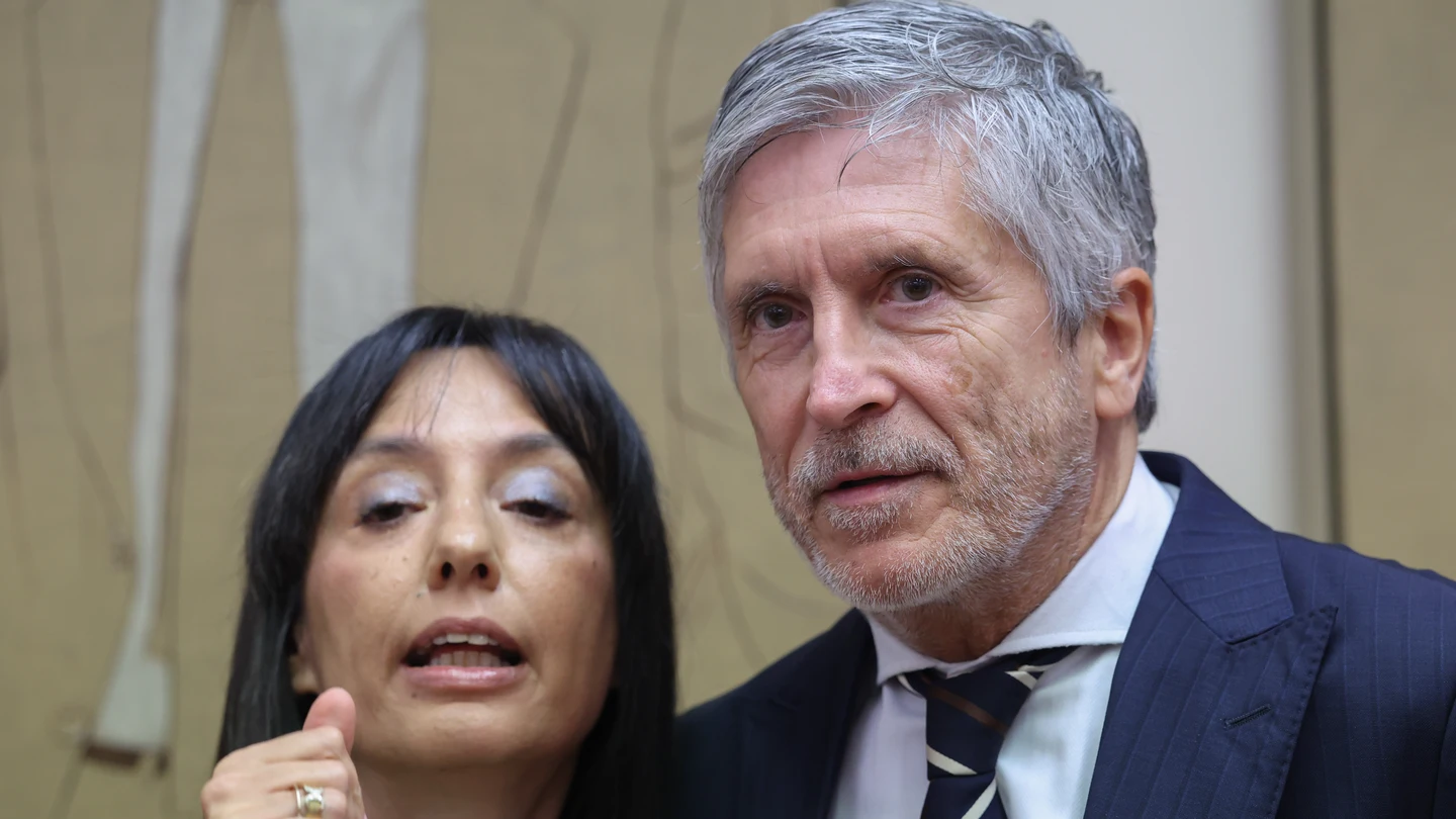 El ministro del Interior, Fernando Grande-Marlaska (d), y la directora general de la Guardia Civil, Mercedes González, durante un acto El ministro del Interior, Fernando Grande-Marlaska (d), y la directora general de la Guardia Civil, Mercedes González, durante un acto