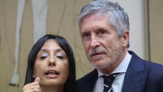 El ministro del Interior, Fernando Grande-Marlaska (d), y la directora general de la Guardia Civil, Mercedes Gonz&aacute;lez, durante un acto