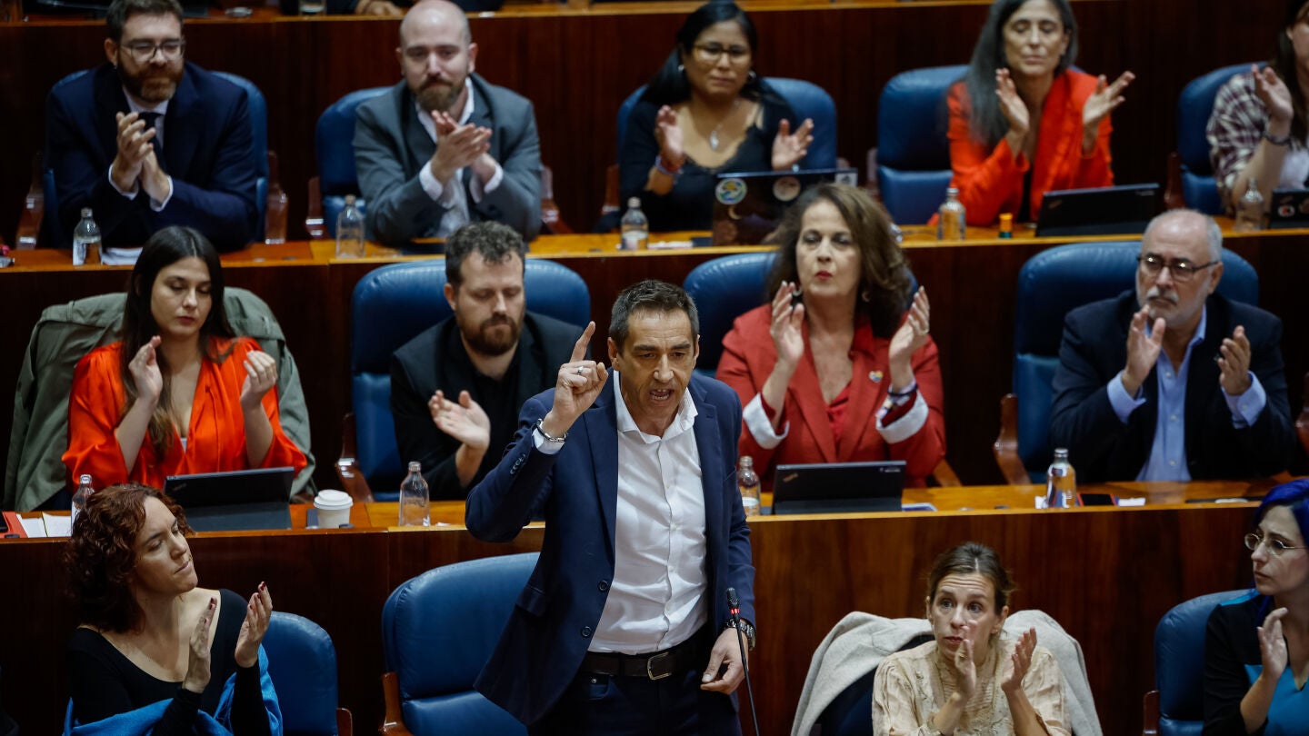El portavoz adjunto de M&aacute;s Madrid, Emilio Delgado, interviene durante un pleno de la Asamblea regional