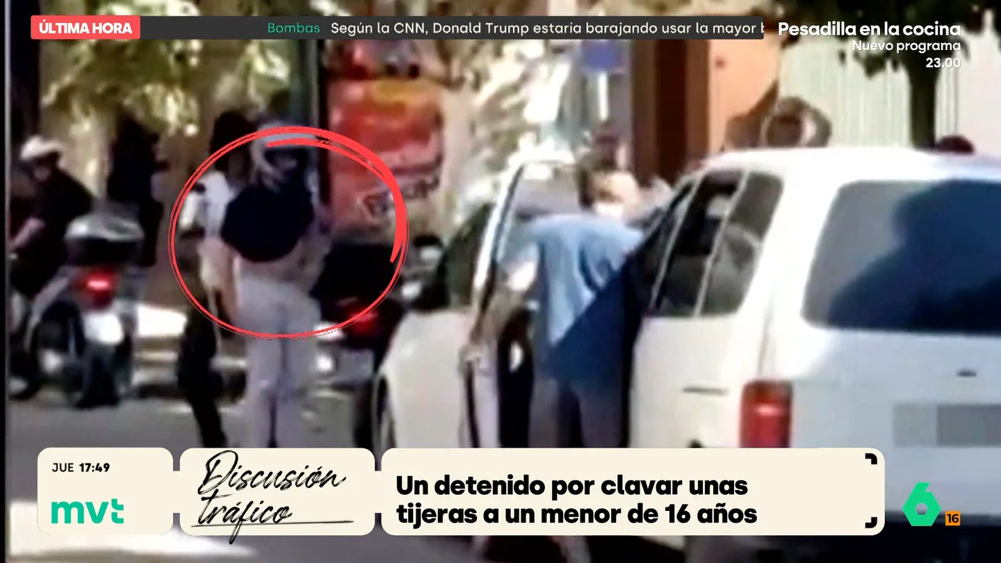 Un menor de 16 años acaba con unas tijeras clavadas en la espalda tras una discusión de tráfico: el presunto autor ya está detenido En Málaga, un joven de 16 años acababa con unas tijeras clavadas en la espalda después de una discusión de tráfico con otro conductor, que después de encararse con el padre del chico acababa abandonando el lugar de los hechos.