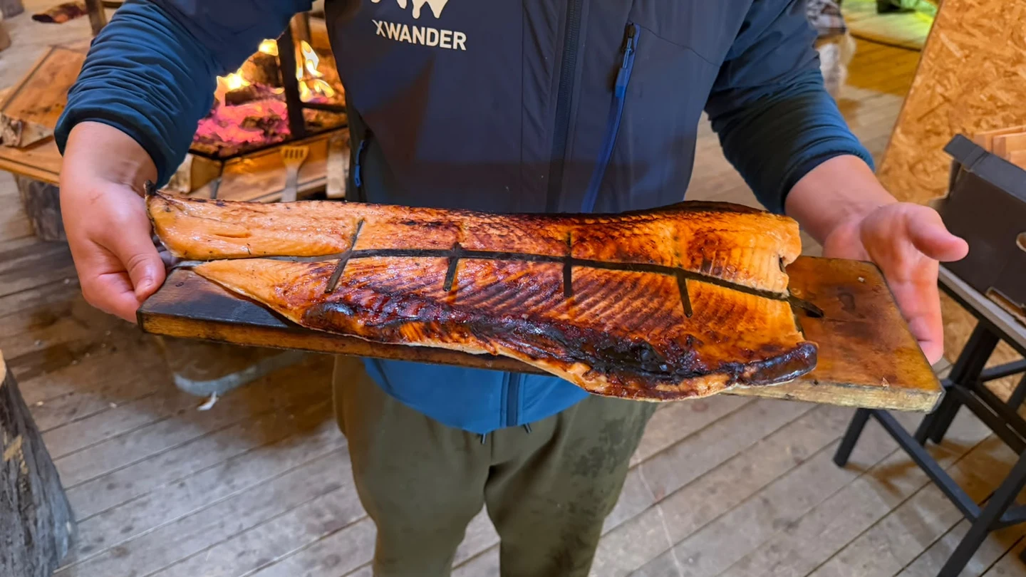 Salmón al fuego en Finlandia Salmón al fuego en Finlandia