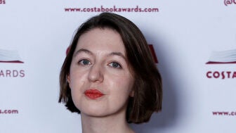 La autora Sally Rooney posa para una fotograf&iacute;a antes del anuncio del ganador de los Premios Literarios Costa 2018 en Londres, Gran Breta&ntilde;a