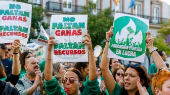 Activistas se congregan ante la Consejer&iacute;a de Educaci&oacute;n en la segunda jornada de la huelga indefinida en la educaci&oacute;n madrile&ntilde;a este jueves. 
