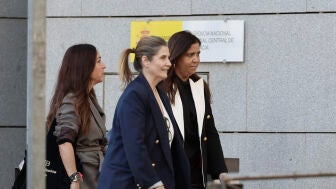 La jueza Beatriz Biedma, a la derecha
