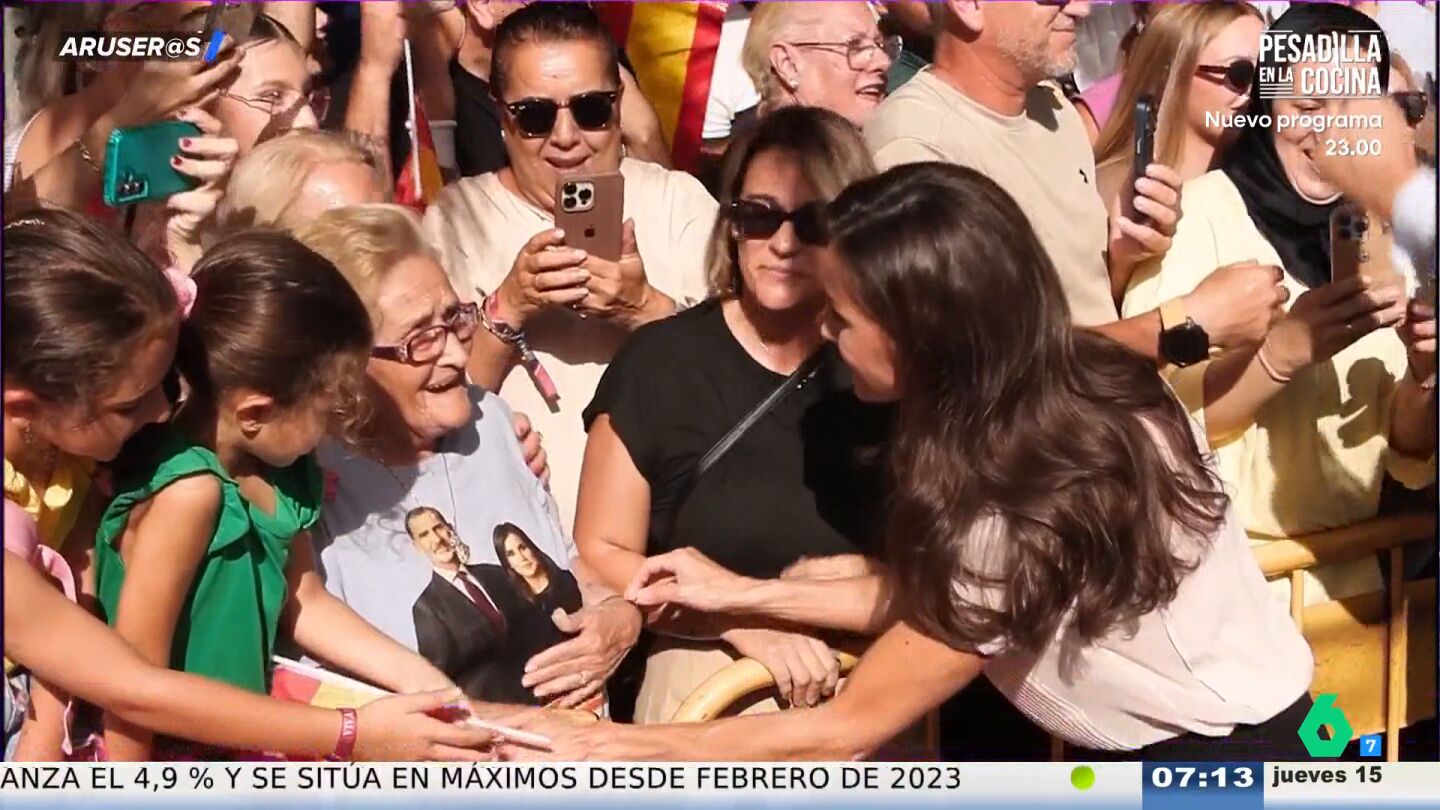 La reacci&oacute;n de los reyes Felipe y Letizia al ver a una se&ntilde;ora con una camiseta con sus caras en Melilla