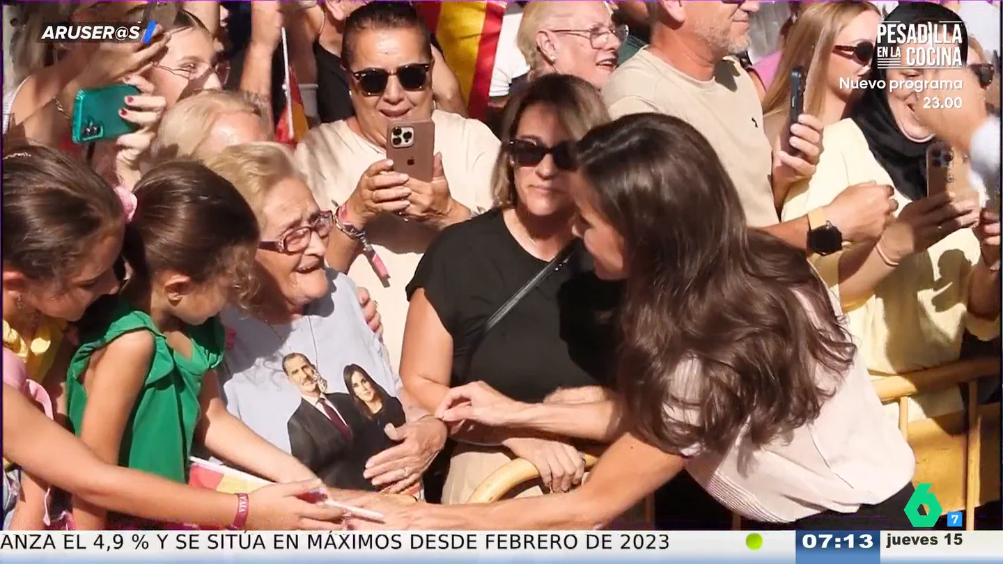 La reacción de los reyes Felipe y Letizia al ver a una señora con una camiseta con sus caras en Melilla La reacción de los reyes Felipe y Letizia al ver a una señora con una camiseta con sus caras en Melilla
