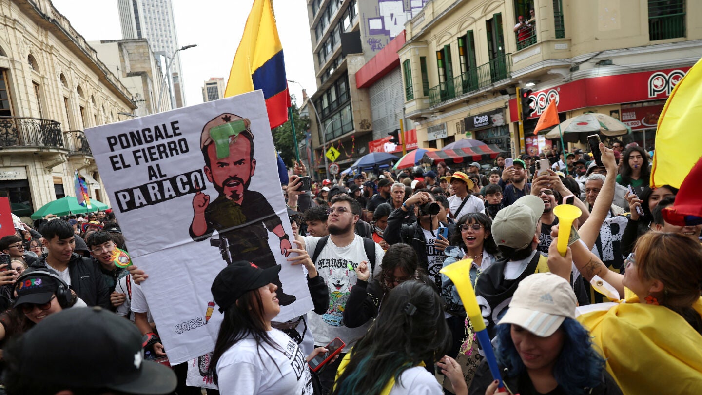 Manifestantes participan en una protesta contra el gobierno del presidente colombiano Abelardo De La Espriella