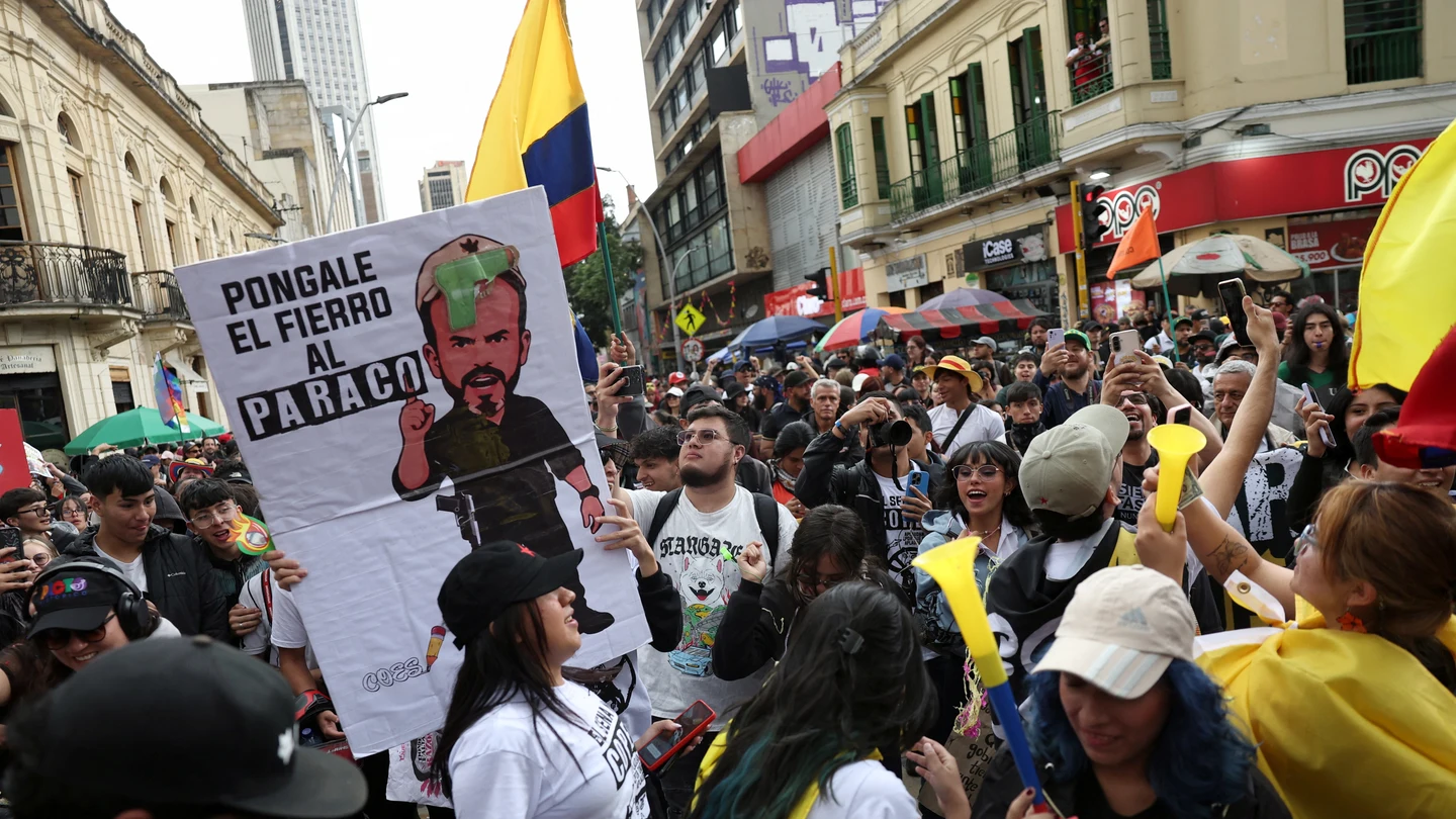 Manifestantes participan en una protesta contra el gobierno del presidente colombiano Abelardo De La Espriella Manifestantes participan en una protesta contra el gobierno del presidente colombiano Abelardo De La Espriella
