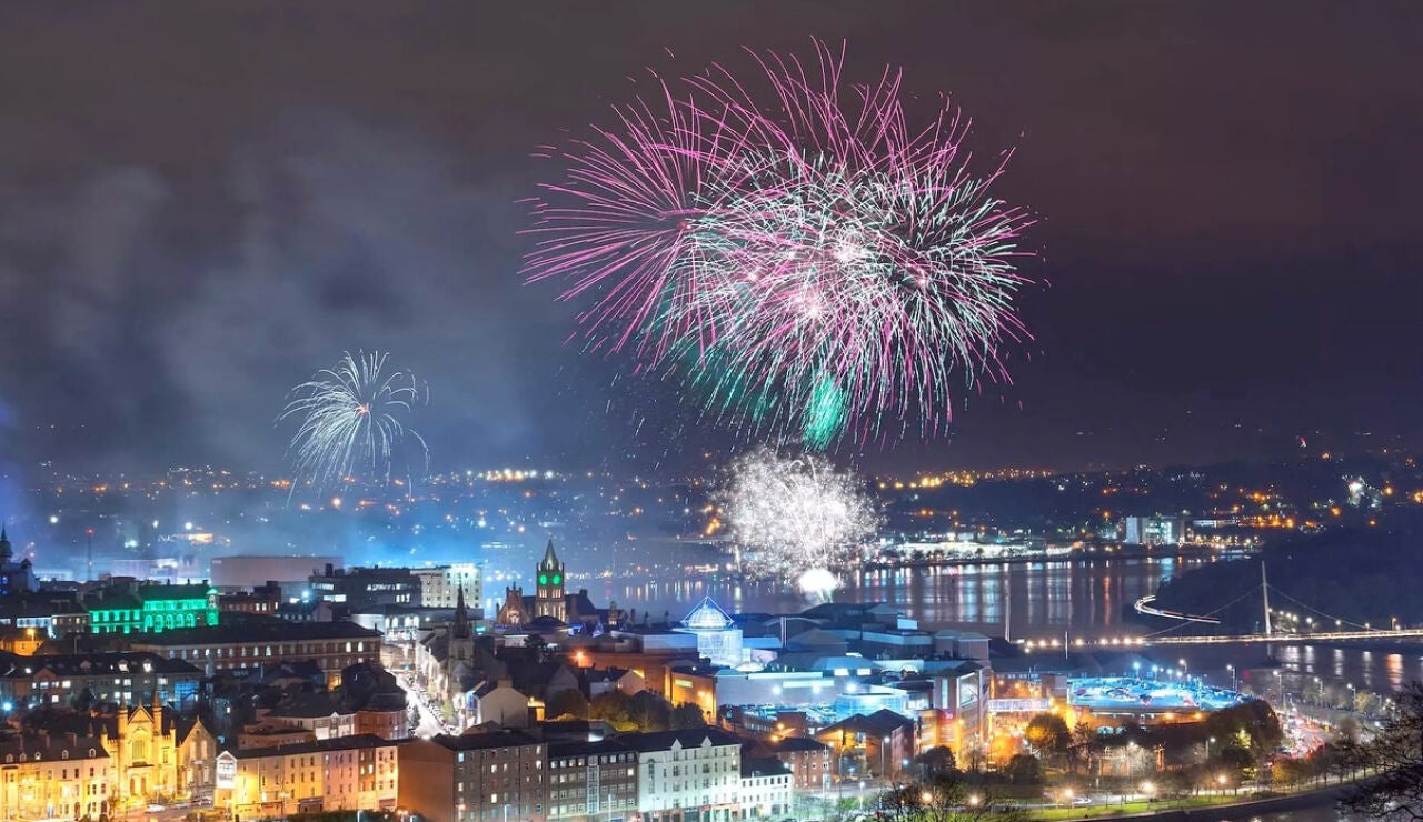 Fuegos artificiales sobre el r&iacute;o Foyle. Derry Halloween