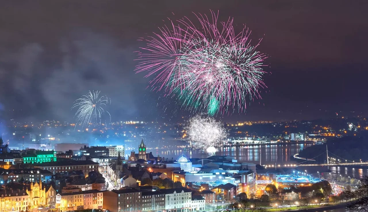 Fuegos artificiales sobre el río Foyle. Derry Halloween