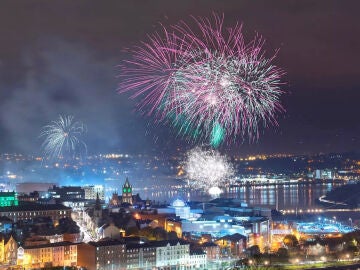 Fuegos artificiales sobre el r&iacute;o Foyle. Derry Halloween