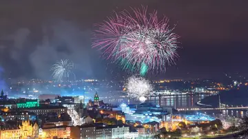 Fuegos artificiales sobre el río Foyle. Derry Halloween Fuegos artificiales sobre el río Foyle. Derry Halloween