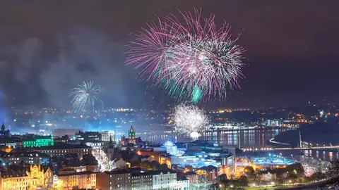 Fuegos artificiales sobre el río Foyle. Derry Halloween Fuegos artificiales sobre el río Foyle. Derry Halloween