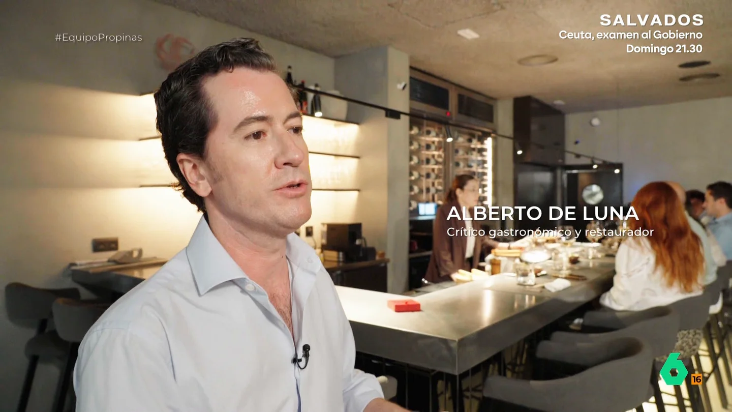Alberto de Luna, un hostelero en contra de la propina sugerida: "Son miles de euros que incrementaría la facturación, pero no es honesto" "No me parece que el sueldo del empleado tenga que depender de la mayor o menor propina que le dejen", afirma Alberto de Luna, que recibe a Equipo de Investigación en su restaurante donde no aplican la llamada propina sugerida.