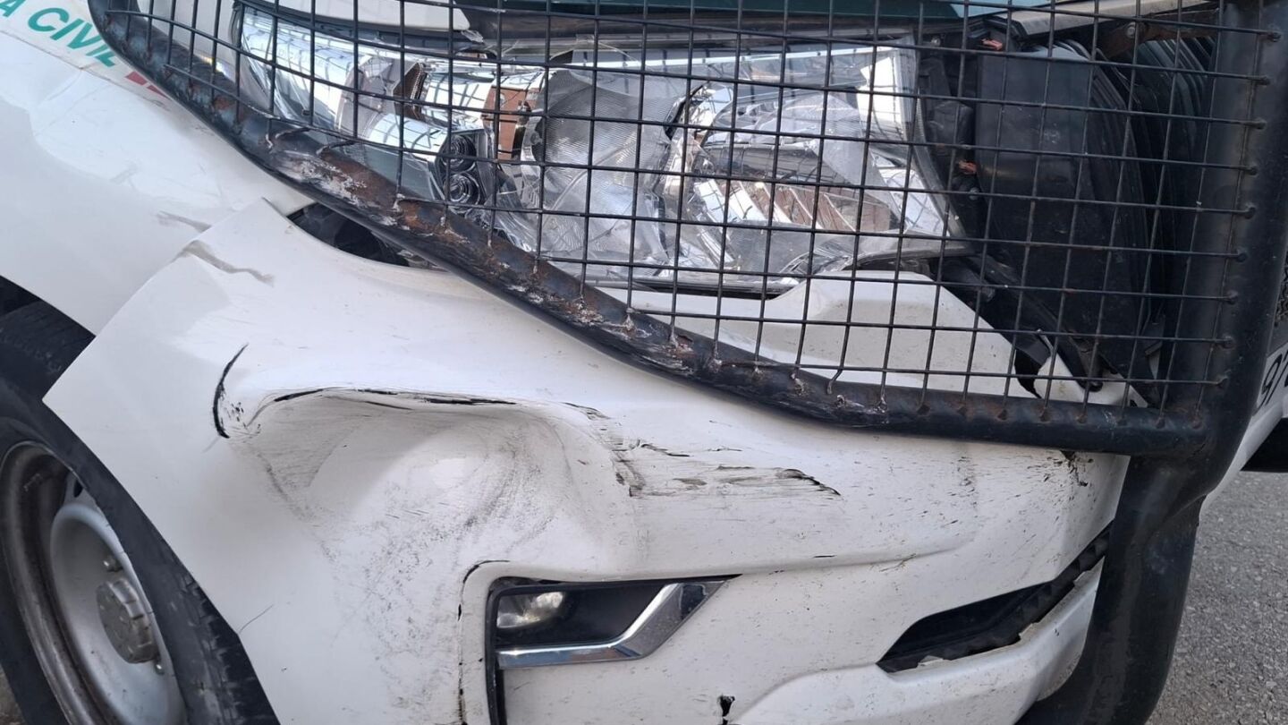 Veh&iacute;culo de la Guardia Civil con da&ntilde;os tras ser embestido por un veh&iacute;culo cargado con petacas de gasolina
