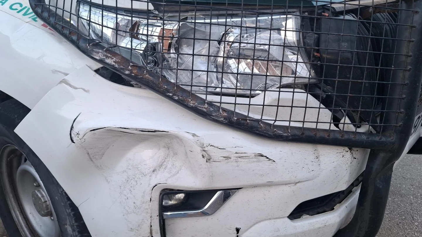 Vehículo de la Guardia Civil con daños tras ser embestido por un vehículo cargado con petacas de gasolina Vehículo de la Guardia Civil con daños tras ser embestido por un vehículo cargado con petacas de gasolina