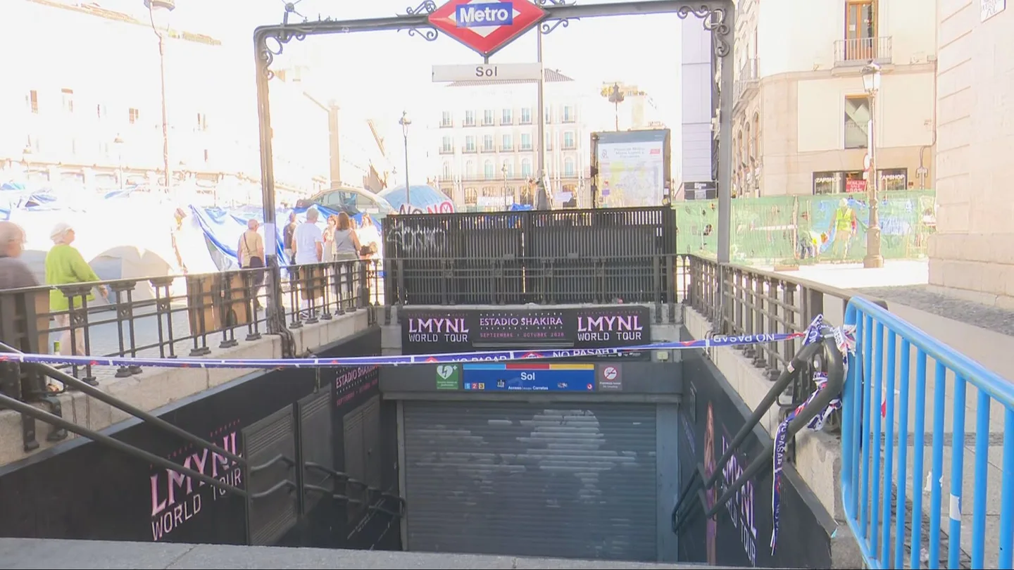 Ayuso cierra la estación de Metro de Sol en un pulso a la acampada por la vivienda Ayuso cierra la estación de Metro de Sol en un pulso a la acampada por la vivienda