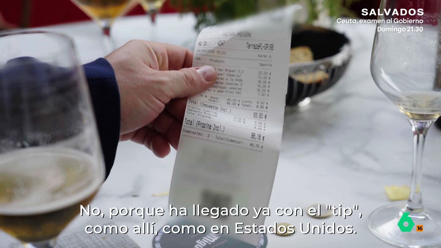 Equipo de Investigaci&oacute;n visita los aleda&ntilde;os de la Puerta de Alcal&aacute;, donde varios de sus restaurantes han recibido rese&ntilde;as que se quejan de la llamada propina sugerida. All&iacute; habla con algunos clientes, que lo consideran desde "una estrategia m&aacute;s" hasta algo "un poco agresivo".