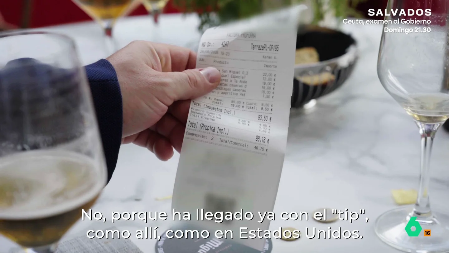 Equipo de Investigación comprueba cómo varios restaurantes del centro de Madrid tienen propina sugerida Equipo de Investigación visita los aledaños de la Puerta de Alcalá, donde varios de sus restaurantes han recibido reseñas que se quejan de la llamada propina sugerida. Allí habla con algunos clientes, que lo consideran desde "una estrategia más" hasta algo "un poco agresivo".