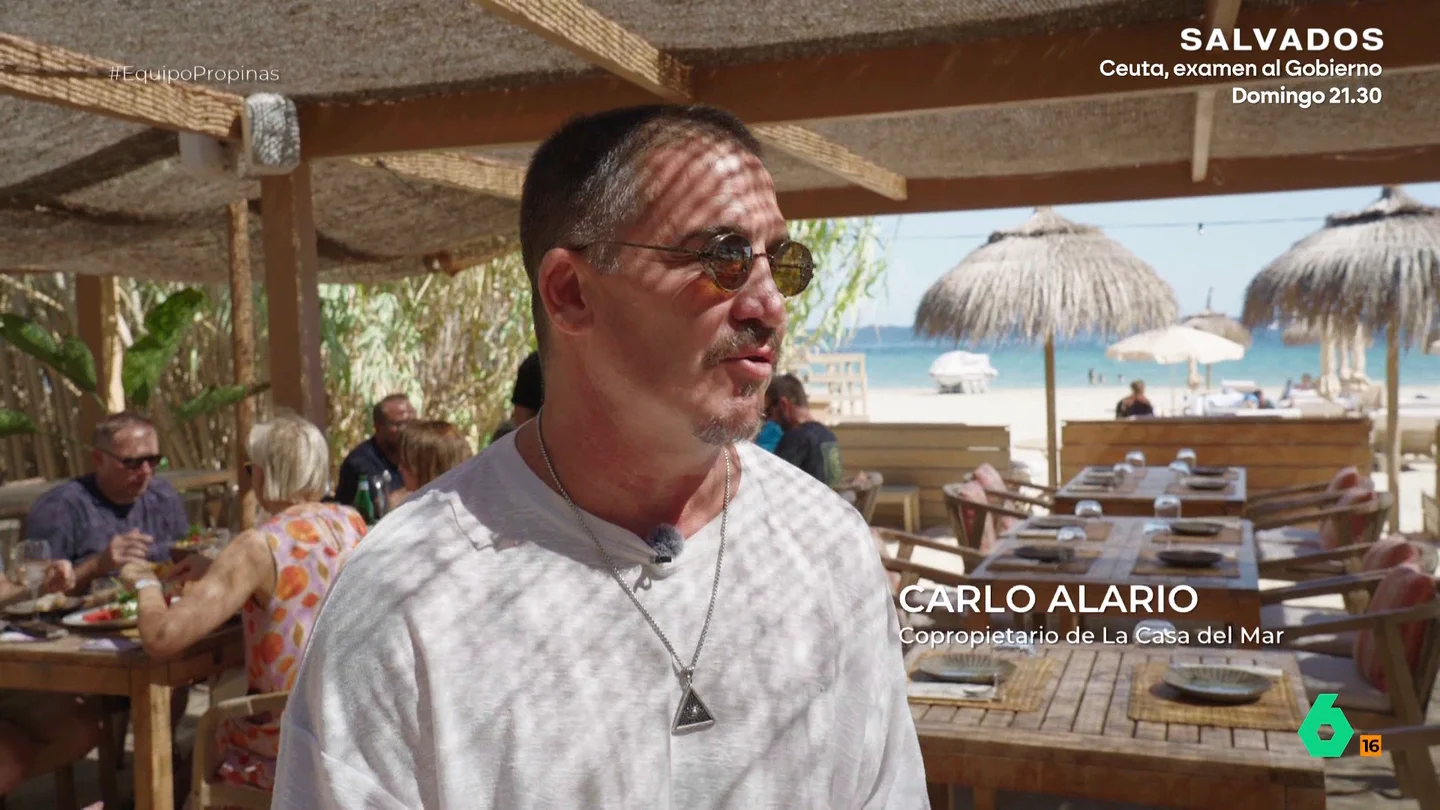 Un hostelero habla de las desorbitadas propinas que se reparten en Ibiza: "Puede ser hasta cuatro veces mayor que su salario" Equipo de Investigación se traslada hasta Ibiza, donde cada temporada se reparten millones de euros en propinas. Allí un hostelero y una camarera hablan sobre cómo las propinas marcan la diferencia para los trabajadores de la isla.