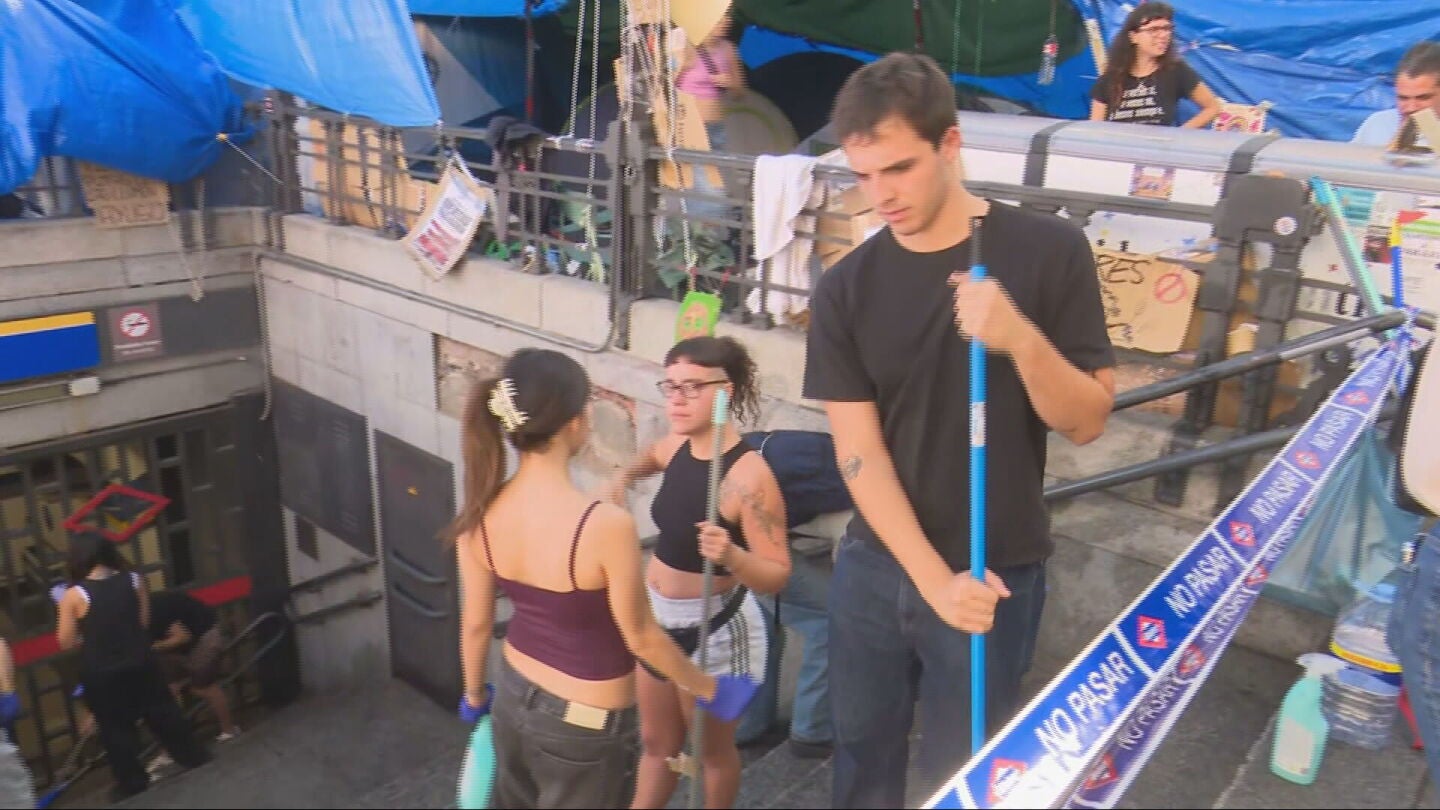Los acampados de Sol ayudan a limpiar tras las acusaciones de "insalubridad" de Ayuso: friegan las escaleras y retiran varias tiendas para facilitar los trabajos