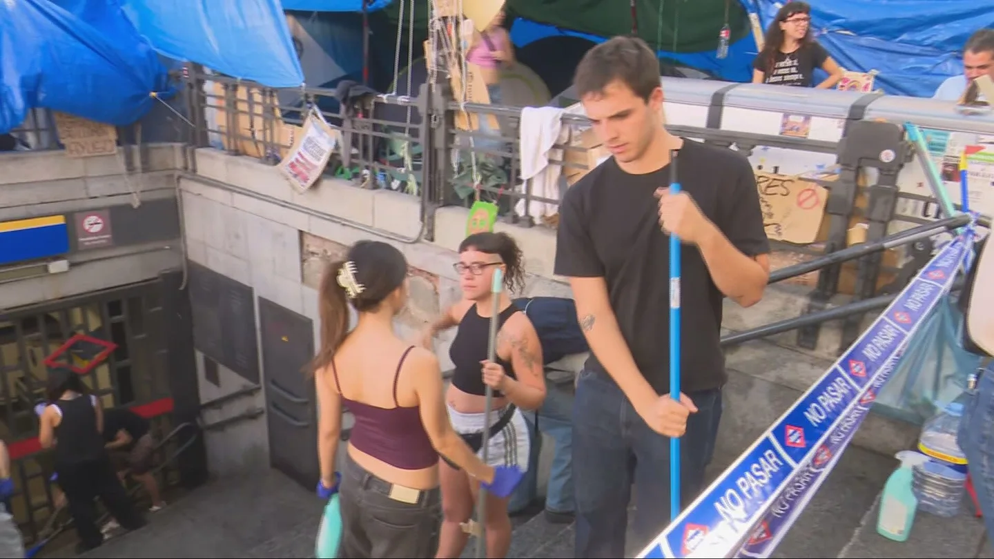 Los acampados de Sol ayudan a limpiar tras las acusaciones de "insalubridad" de Ayuso: friegan las escaleras y retiran varias tiendas para facilitar los trabajos Los acampados de Sol ayudan a limpiar tras las acusaciones de "insalubridad" de Ayuso: friegan las escaleras y retiran varias tiendas para facilitar los trabajos