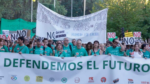 Manifestaci&oacute;n por la huelga indefinida en la ense&ntilde;anza p&uacute;blica no universitaria de Madrid este viernes.