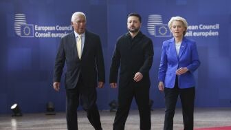 El presidente de Ucrania, Volodimir Zelenski, con la presidenta de la Comisi&oacute;n Europea, Ursula von der Leyen, y el presidente del Consejo Europeo, Ant&oacute;nio Costa.