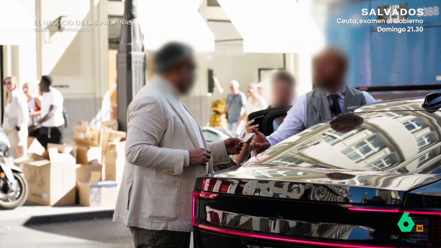 Equipo de Investigaci&oacute;n re&uacute;ne dos realidades diferentes de los trabajadores de los hoteles de lujo. Por un lado, un portero que complementa su sueldo con hasta 900 euros al mes en propinas y, por el otro, una camarera que, a pesar de recoger la propina del cliente, no ve un solo euro por trabajar a trav&eacute;s de una ETT.