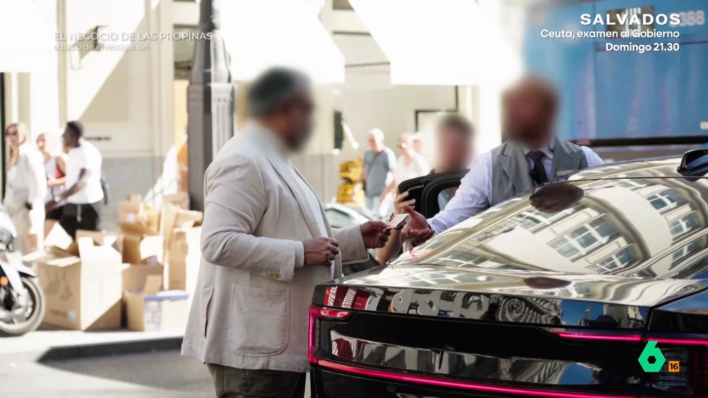 De 900 euros al mes a la nada: las dos caras de las propinas para los trabajadores de los hoteles de lujo Equipo de Investigación reúne dos realidades diferentes de los trabajadores de los hoteles de lujo. Por un lado, un portero que complementa su sueldo con hasta 900 euros al mes en propinas y, por el otro, una camarera que, a pesar de recoger la propina del cliente, no ve un solo euro por trabajar a través de una ETT.