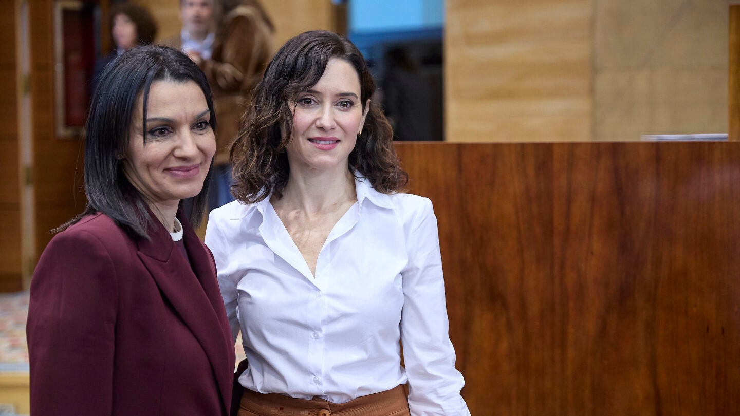 La presidenta de la Comunidad de Madrid, Isabel D&iacute;az Ayuso, con la nueva consejera de Educaci&oacute;n, Ciencia y Universidades de la Comunidad de Madrid, Mar&iacute;a Mercedes Zarzalejo, durante el pleno de la Asamblea de Madrid