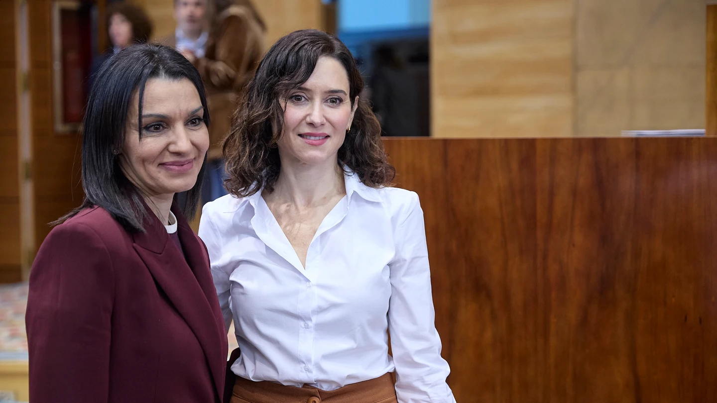 La presidenta de la Comunidad de Madrid, Isabel Díaz Ayuso, con la nueva consejera de Educación, Ciencia y Universidades de la Comunidad de Madrid, María Mercedes Zarzalejo, durante el pleno de la Asamblea de Madrid La presidenta de la Comunidad de Madrid, Isabel Díaz Ayuso, con la nueva consejera de Educación, Ciencia y Universidades de la Comunidad de Madrid, María Mercedes Zarzalejo, durante el pleno de la Asamblea de Madrid