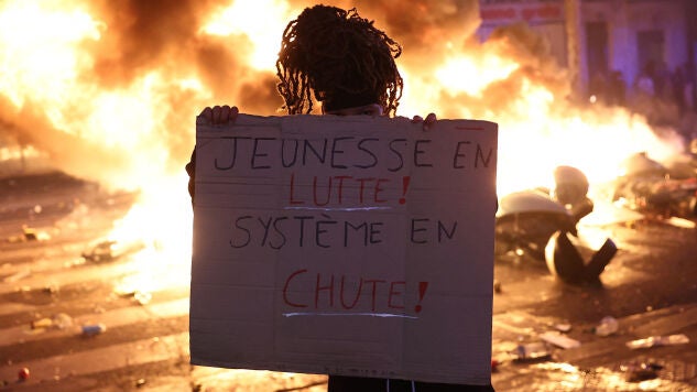 Un manifstante en Par&iacute;s. 