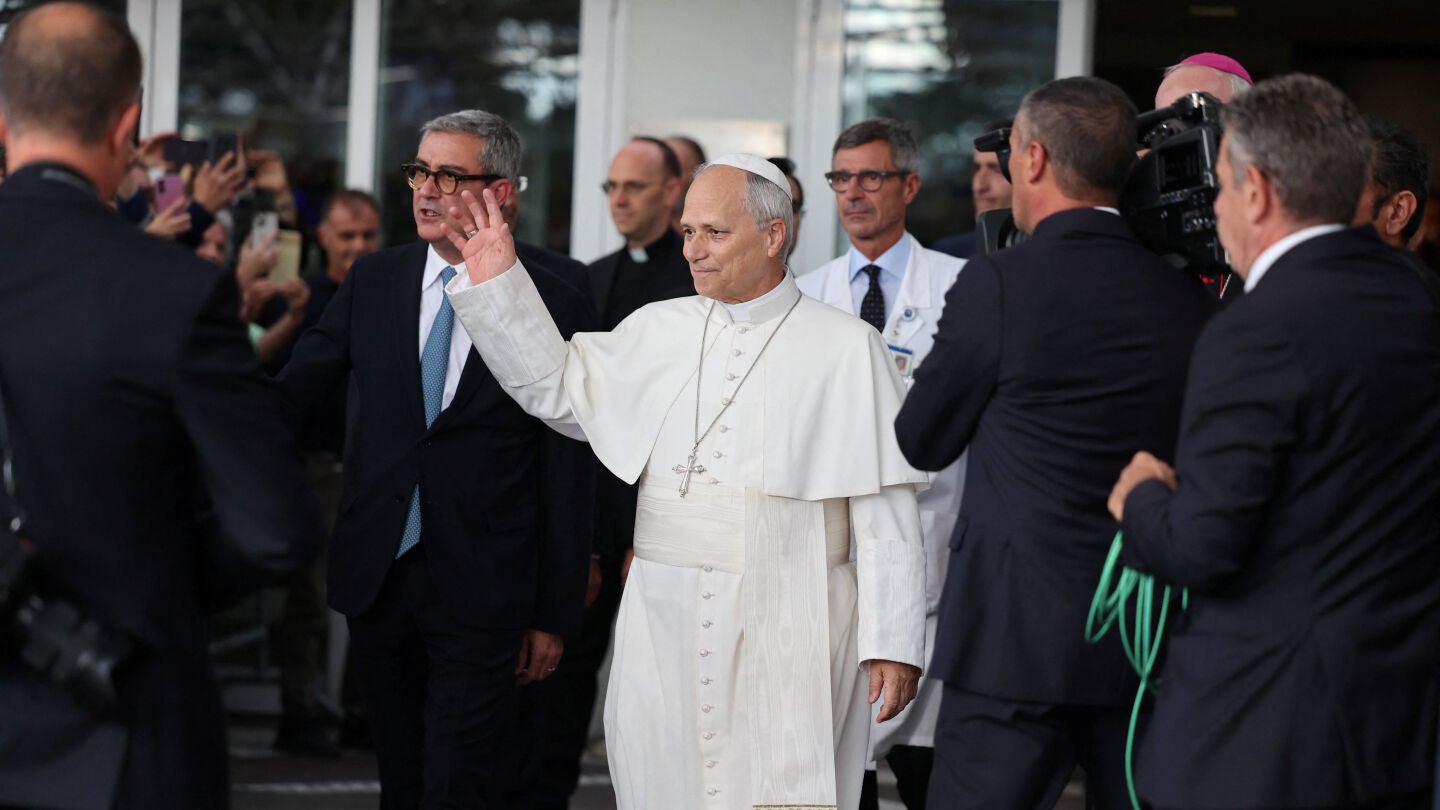 Las primeras im&aacute;genes del papa Le&oacute;n XIV a su salida del hospital cinco d&iacute;as despu&eacute;s de su operaci&oacute;n