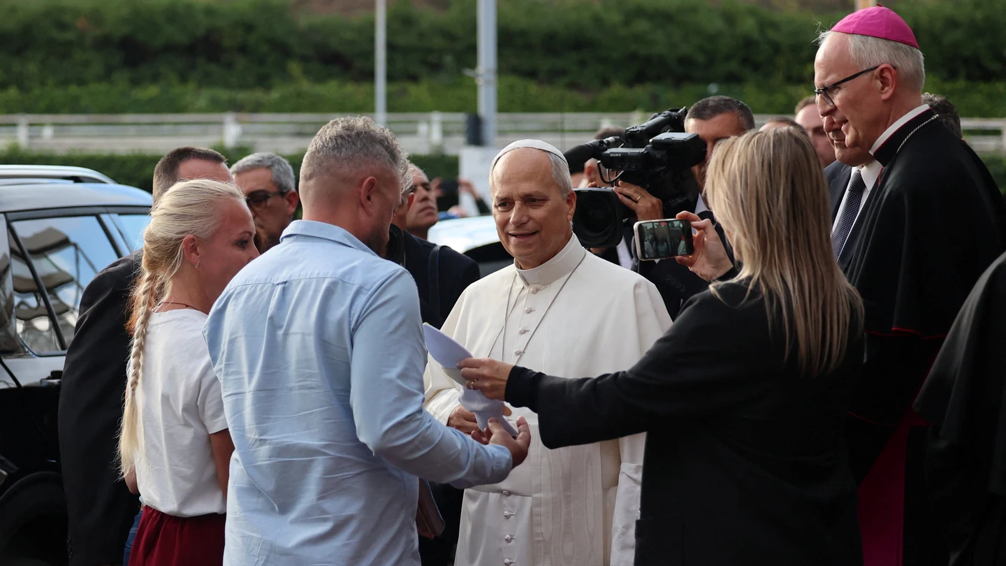 Las primeras imágenes del papa León XIV tras abandonar el hospital en el que fue operado. Las primeras imágenes del papa León XIV tras abandonar el hospital en el que fue operado.