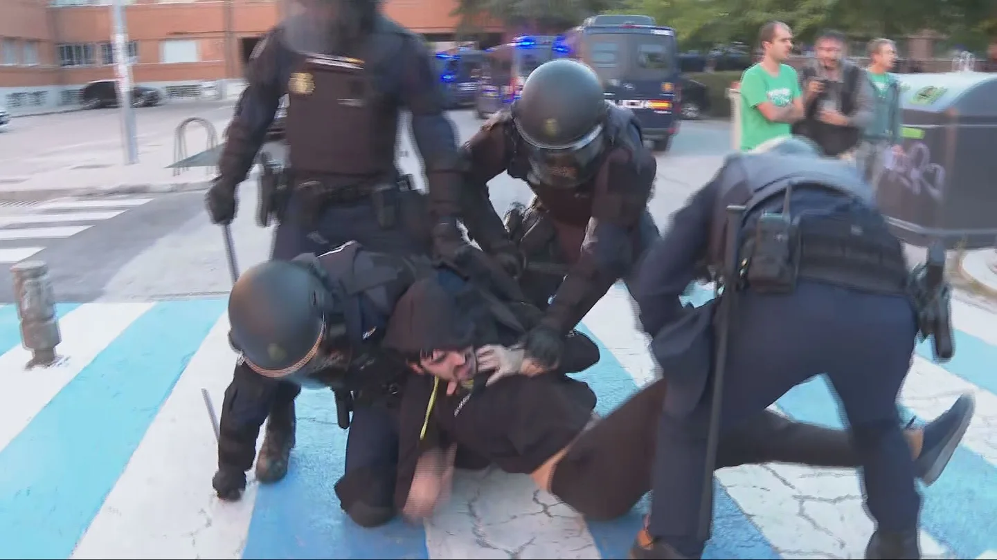 De las cargas policiales en la Complutense a los ataques de grupos ultras: la violencia que denuncian las universidades públicas De las cargas policiales en la Complutense a los ataques de grupos ultras: la violencia que denuncian las universidades públicas