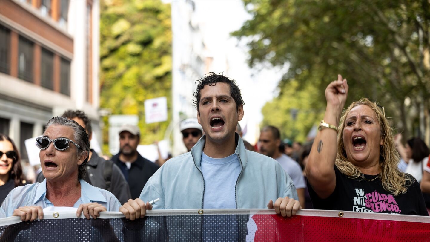 Eduardo Casanova da un paso al frente en la lucha contra el estigma del VIH: de la marcha Pride Positivo a su documental 'Sidosa'