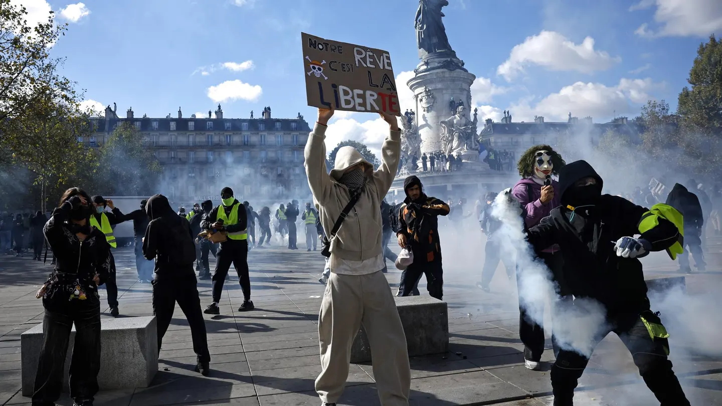 Cientos de detenidos, asaltos a edificios y disturbios desde París a Marsella: las protestas por el coste de la vida se extienden por toda Francia Cientos de detenidos, asaltos a edificios y disturbios desde París a Marsella: las protestas por el coste de la vida se extienden por toda Francia